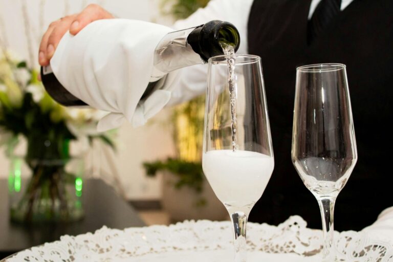 Eleganckie wnętrze restauracji Clue w centrum Szczecina Clue Szczecin – konferencje Szczecin, restauracja szczecin, impreza firmowa i wigilia firmowa Szczecin. Restauracja w centrum Szczecina