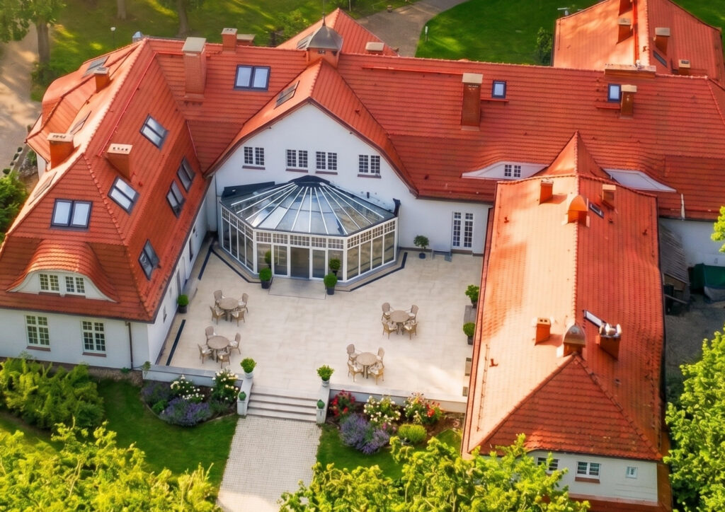Restauracja Clue: Elegancki budynek z ogrodem i tarasem, idealny na eventy.