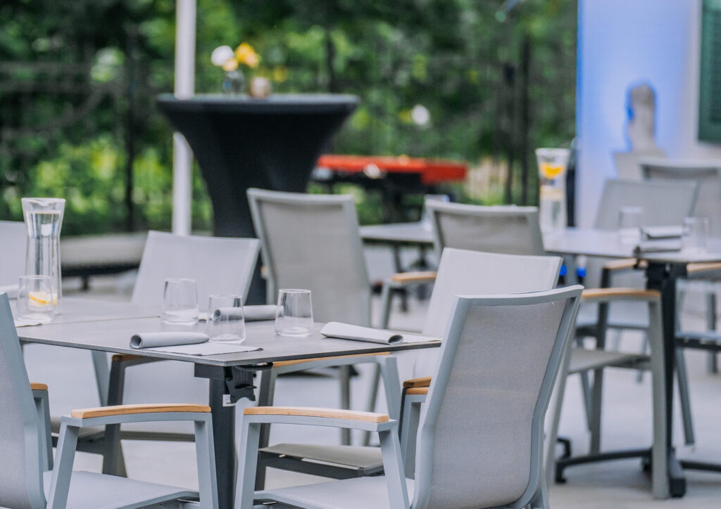 Bistro na świeżym powietrzu z kilkoma stołami i krzesłami
