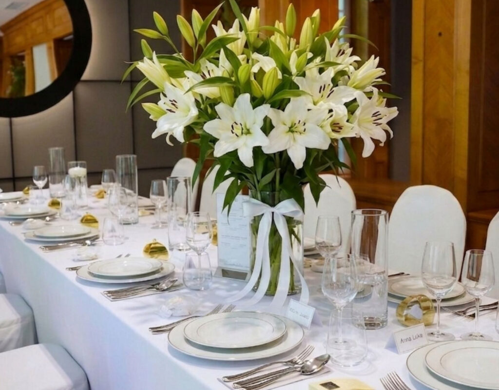 Elegancko nakryty stół na przyjęcie komunijne w restauracji w Szczecinie