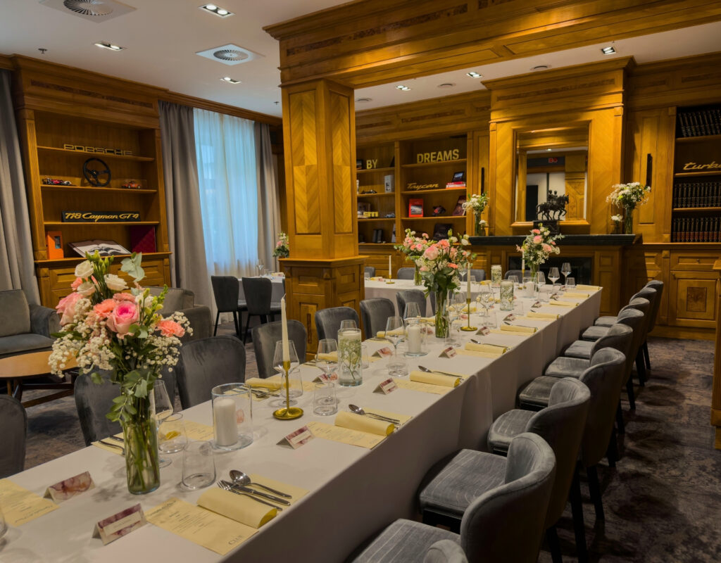 Elegancka sala konferencyjna w Szczecinie z długim stołem i dekoracjami
